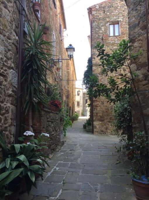 Zauber Im Turm - In Einem Der Schoensten Doerfer Montemerano Extérieur photo